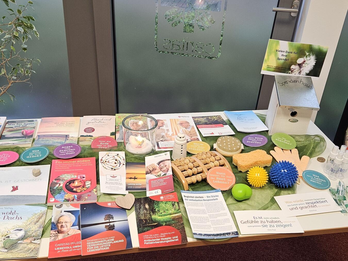 Um auch nach dem Kurs immer den richtigen Ansprechpartner zu haben, gibt es viel Infomaterial und weitere Utensilien. Foto: privat