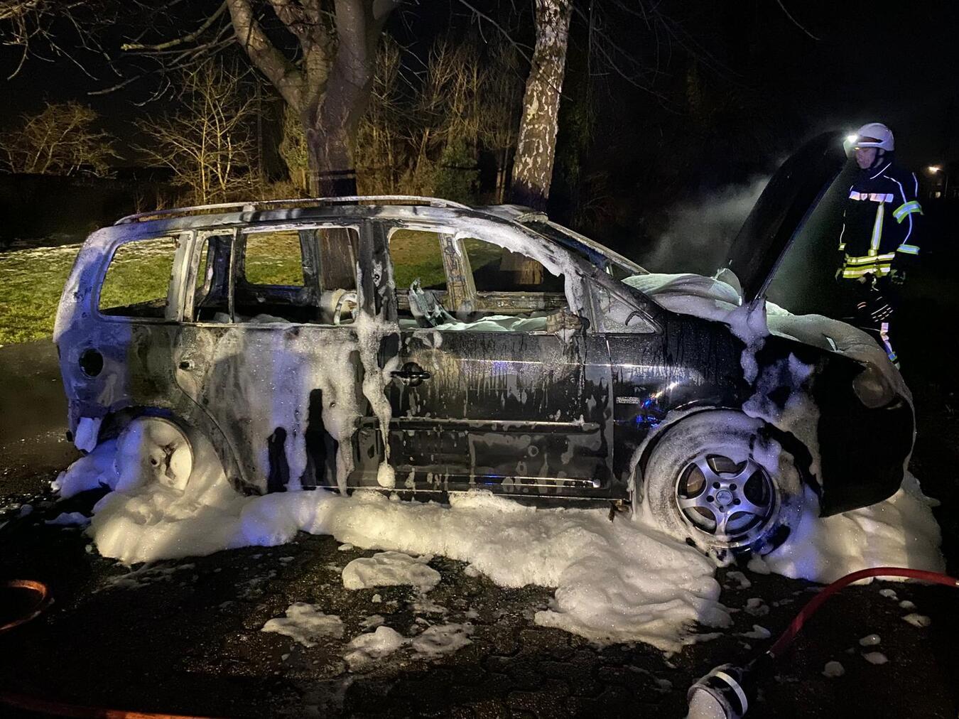 Um den Touran endgültig ablöschen zu können, wurde Löschschaum eingesetzt. Foto: Feuerwehr Bedburg-Hau