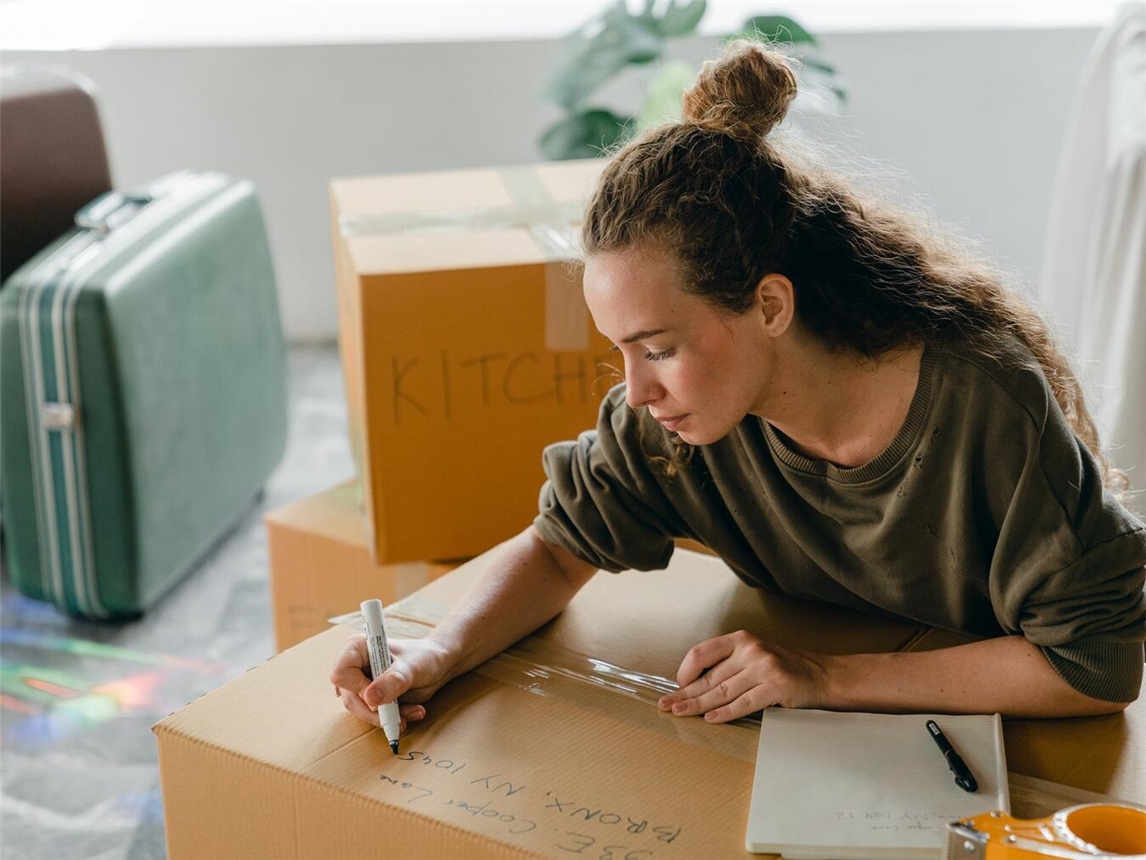 Um Frauen vor Wohnungslosigkeit zu schützen oder sie aus schwierigen Lagen zu befreien, braucht es helfende Hände. Foto: Canva