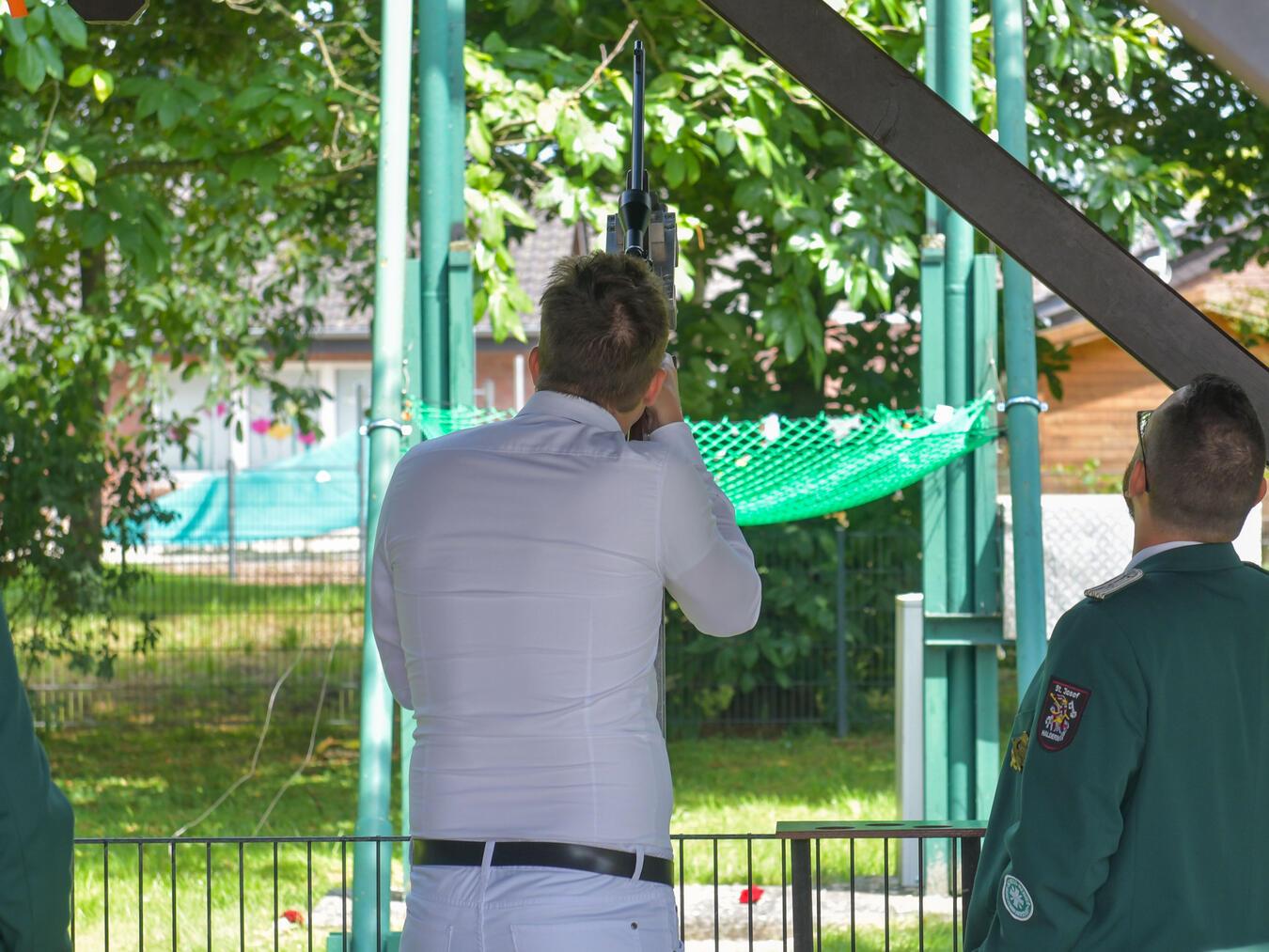 Jan Schneider regiert die Schützen in Haldern Um Preise und Königswürde wurde wieder in Haldern geschossen. NN-Foto: Gerhard Seybert