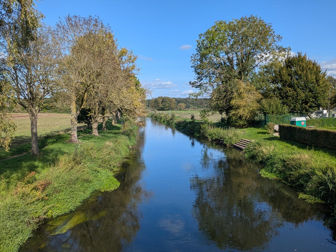 "Böschung der Niers mit ungemähtem Uferbereich für natürlichen Lebensraum, Foto von NZ-Kleve"