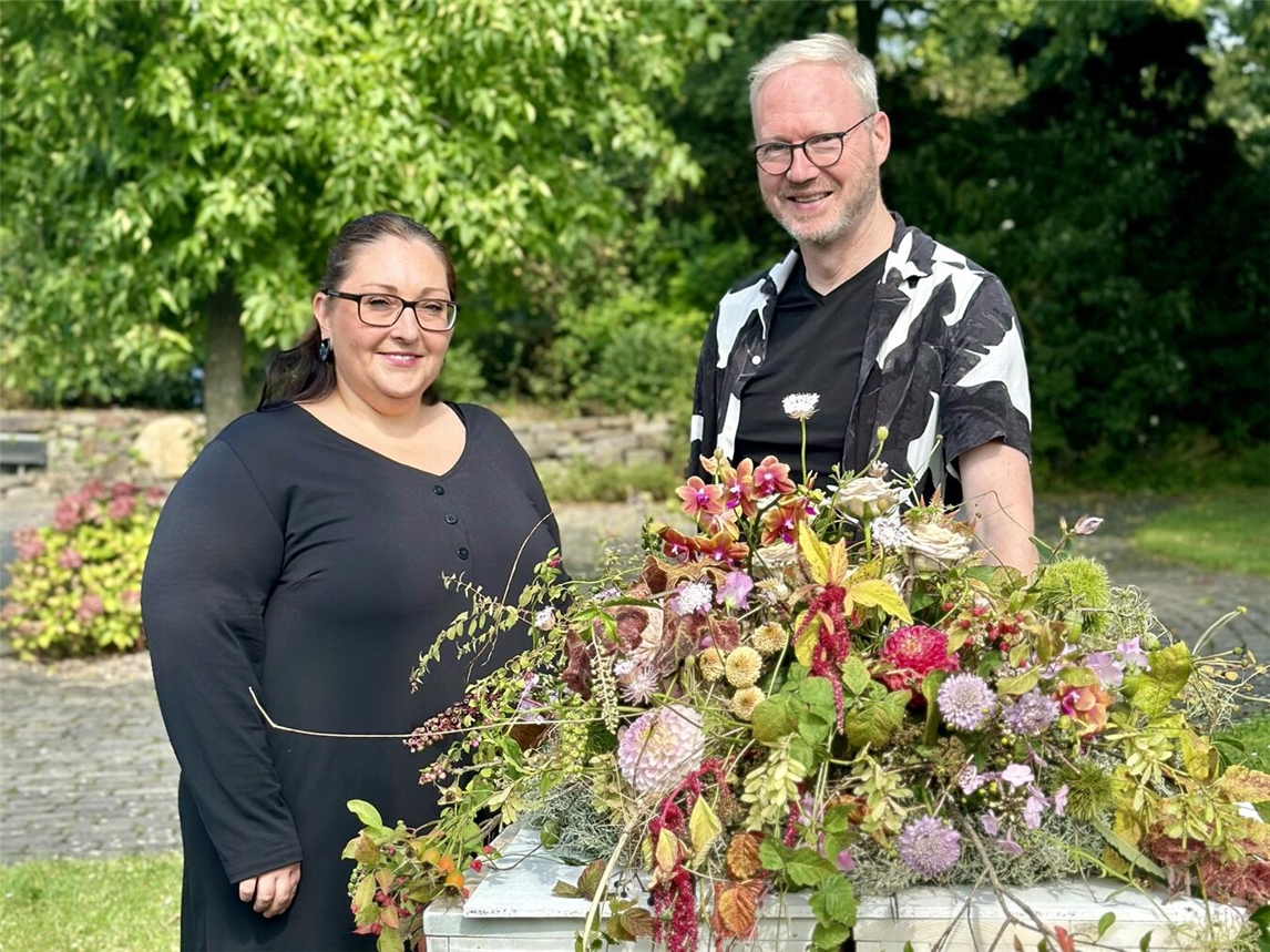 Umschülerin Erika Müller und Ausbilder Meik Schnitger freuen sich auf die Blumenkunst im GALERIA-Schaufenster in Kleve. Foto: SOS-Kinderdorf Niederrhein / Katrin Wißen