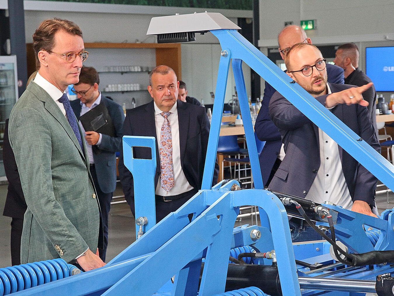 NRW-Ministerpräsident Hendrik Wüst sieht die Zukunft der Landwirtschaft ...und den anhängenden Grubber „Karat 10“ erklären. NN-Fotos (2): Theo Leie