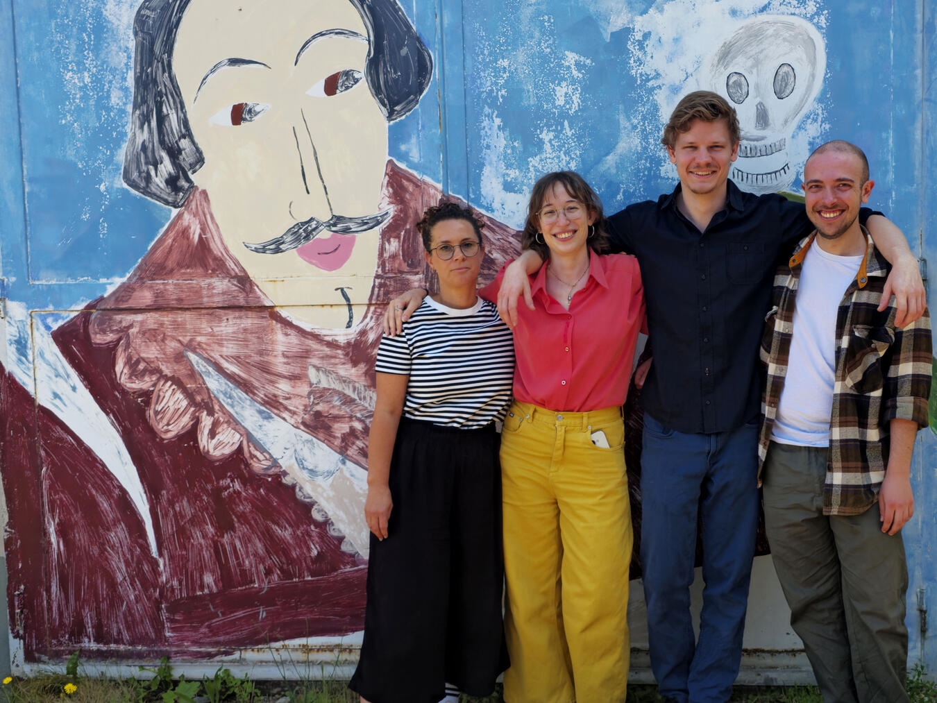 Theater im Fluss Team mit Shakespeare-Büste: Janna Körner, Lena Frost, Janis Krebbers, Yannis van Soest.