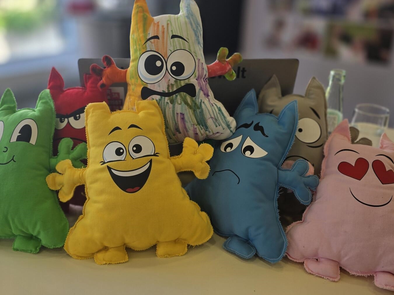 Kinderschutz beginnt mit Vorbeugung "Fröhliche Gruppe von Menschen im Gespräch, lächelnd, freundschaftliche Atmosphäre"