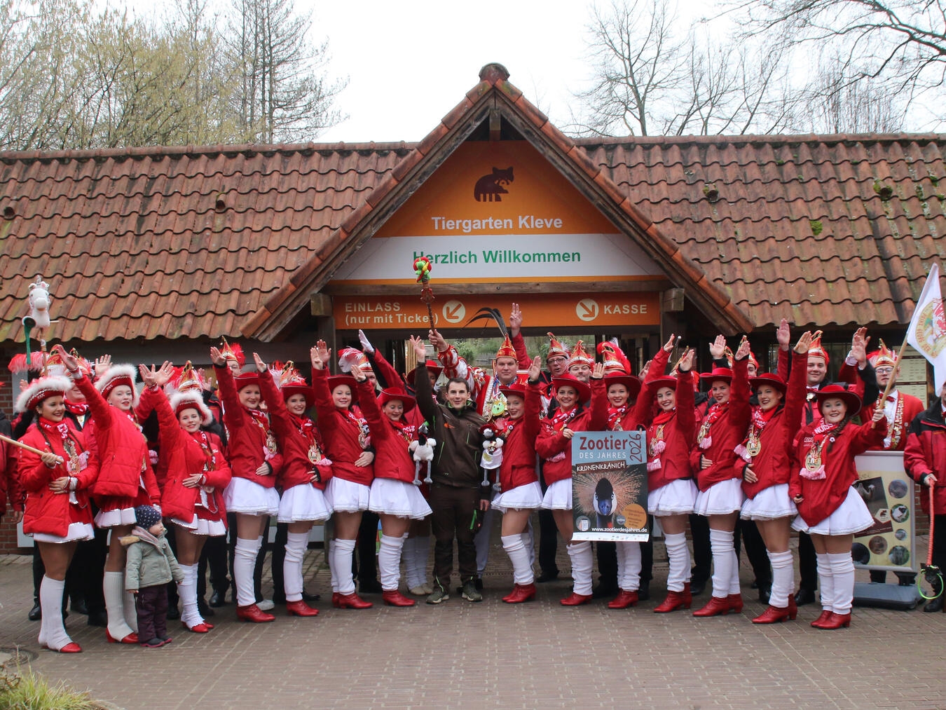 Undjetztabermalallehierhergucken. Die krunekoanigliche Prinzenabordnung zu Besuch beim Wappentier, das zum einen Zootier des Jahres und zum anderen noch nicht in Kleve ist. Macht nix. Spaß war trotzdem. NN-Foto: HF