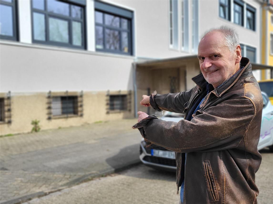 Ungefähr hier war‘s: Bruno Schmitz in Rees vor seiner ehemaligen Wirkungsstätte. NN-Foto: Michael Bühs