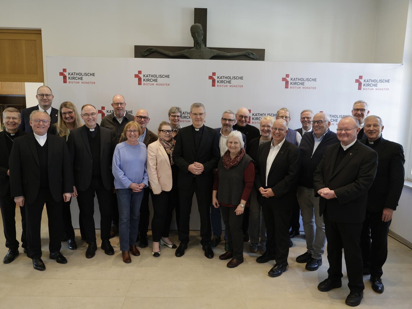 Unmittelbar vor der Bekanntgabe seiner Ernennung zum Bischof von Münster traf Bischof Dr. Heiner Wilmer SCJ mit dem Münsteraner Domkapitel sowie mit den Laiinnen und Laien zusammen, die an der Bestellung des Bischofs von Münster beteiligt waren. Foto: Bistum Münster/Achim Pohl