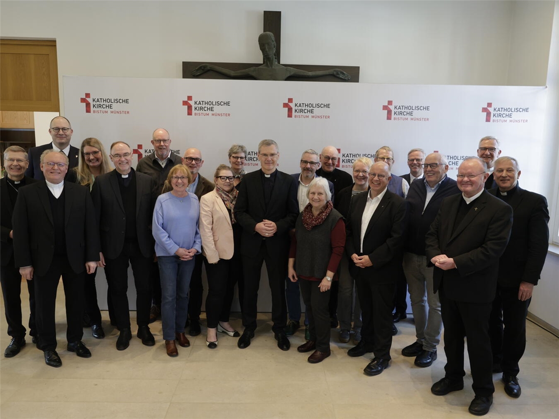 Unmittelbar vor der Bekanntgabe seiner Ernennung zum Bischof von Münster traf Bischof Dr. Heiner Wilmer SCJ mit dem Münsteraner Domkapitel sowie mit den Laiinnen und Laien zusammen, die an der Bestellung des Bischofs von Münster beteiligt waren. Foto: Bistum Münster/Achim Pohl