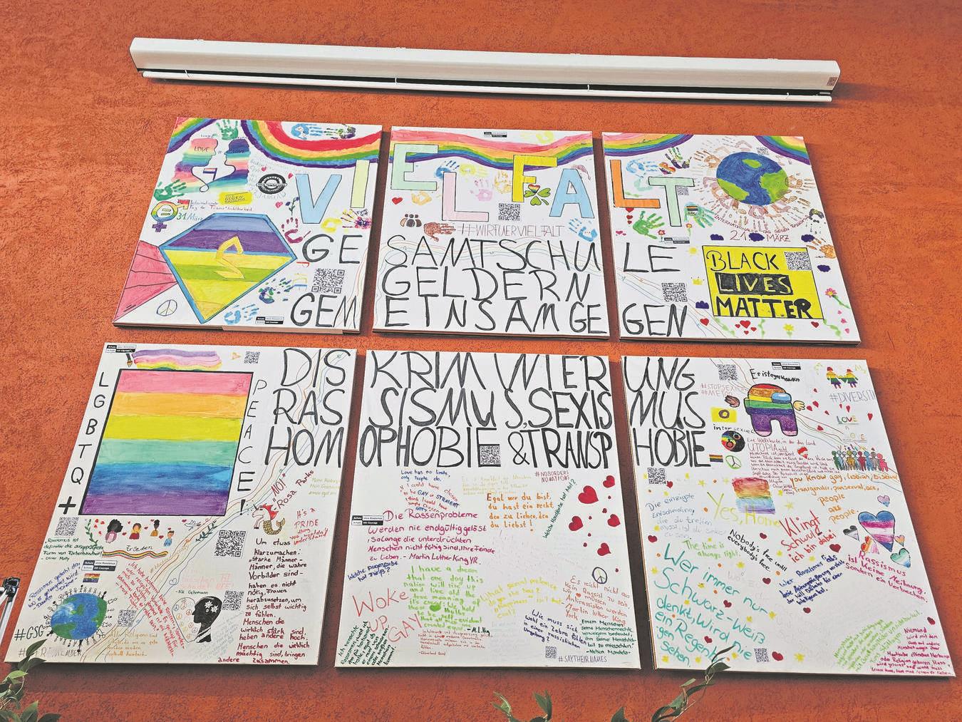 Ein klares „Nein“ zu Rassismus Unter anderem mit diesen Plakaten hat sich die Gesamtschule schon vor der Zertifizierung klar positioniert.