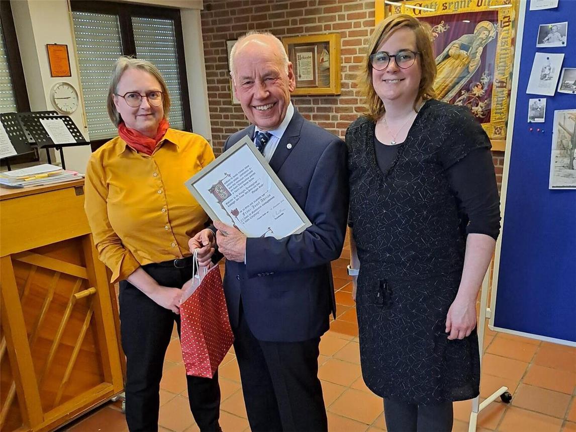 Unter anderem wurde Franz Josef Adrian für seine 25-jährige Mitgliedschaft im Chor geehrt. Foto: Kirchenchor Zur Heiligen Familie 