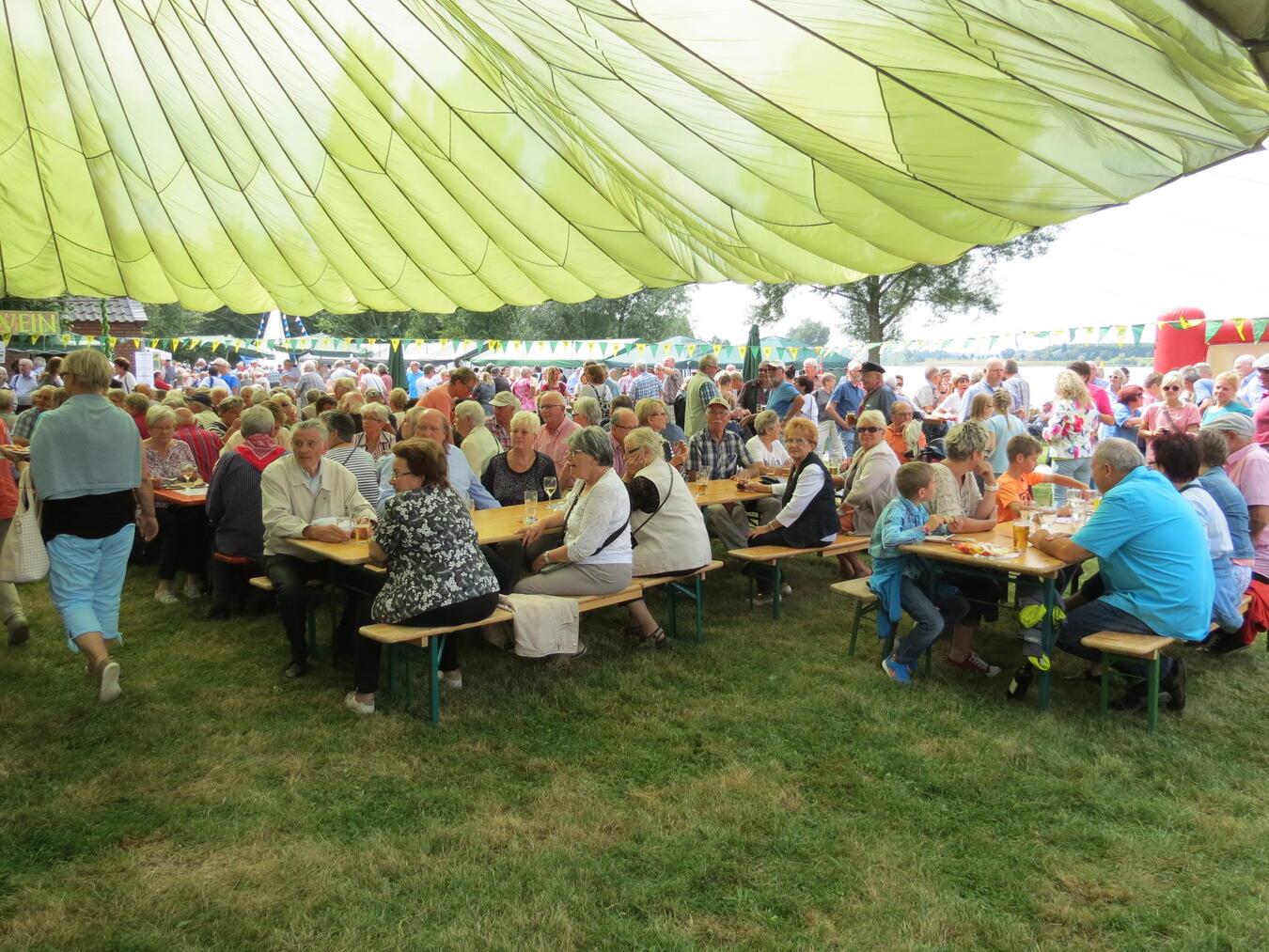 Unter dem Fallschirm wird Jahr für Jahr gefeiert. Foto: privat