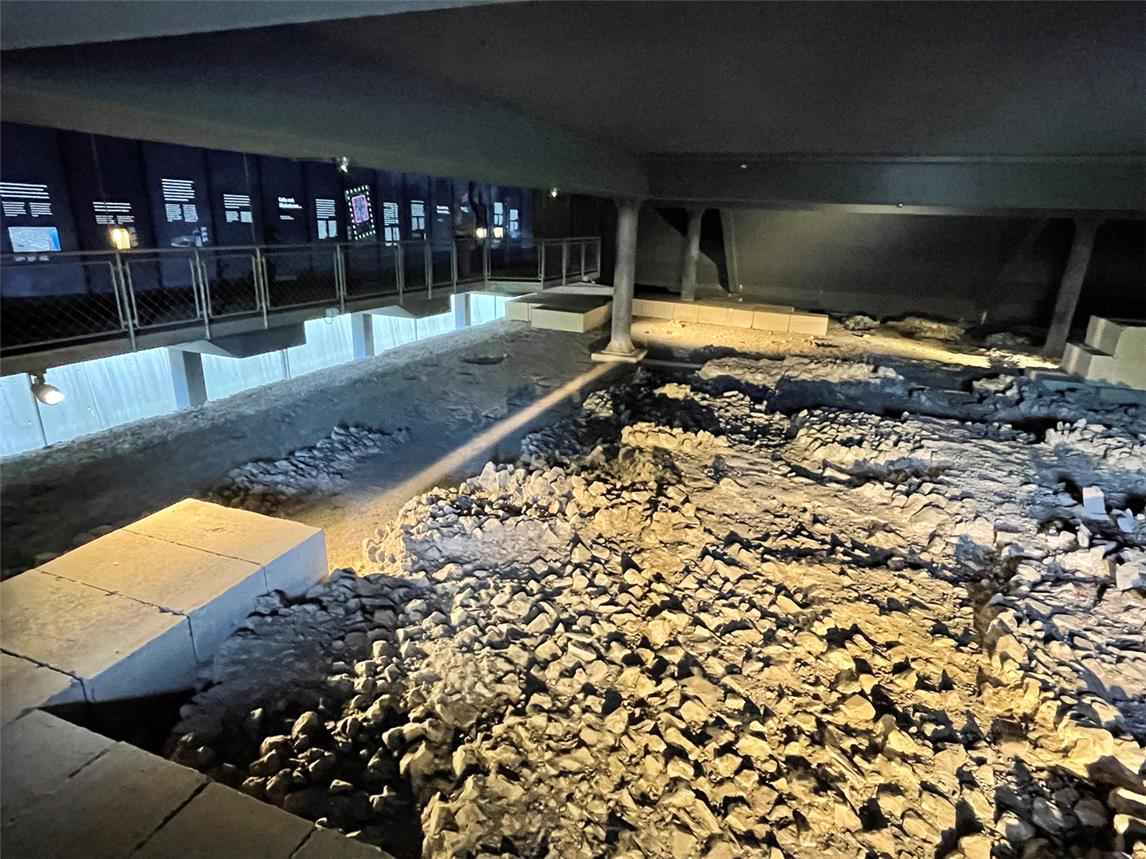Unter dem Hafentempel befindet sich die Fundamentplatte, die von einer Dauerausstellung (links) begleitet wird. Sie wurde nun zeitgemäß umgestaltet. NN-Foto: SP