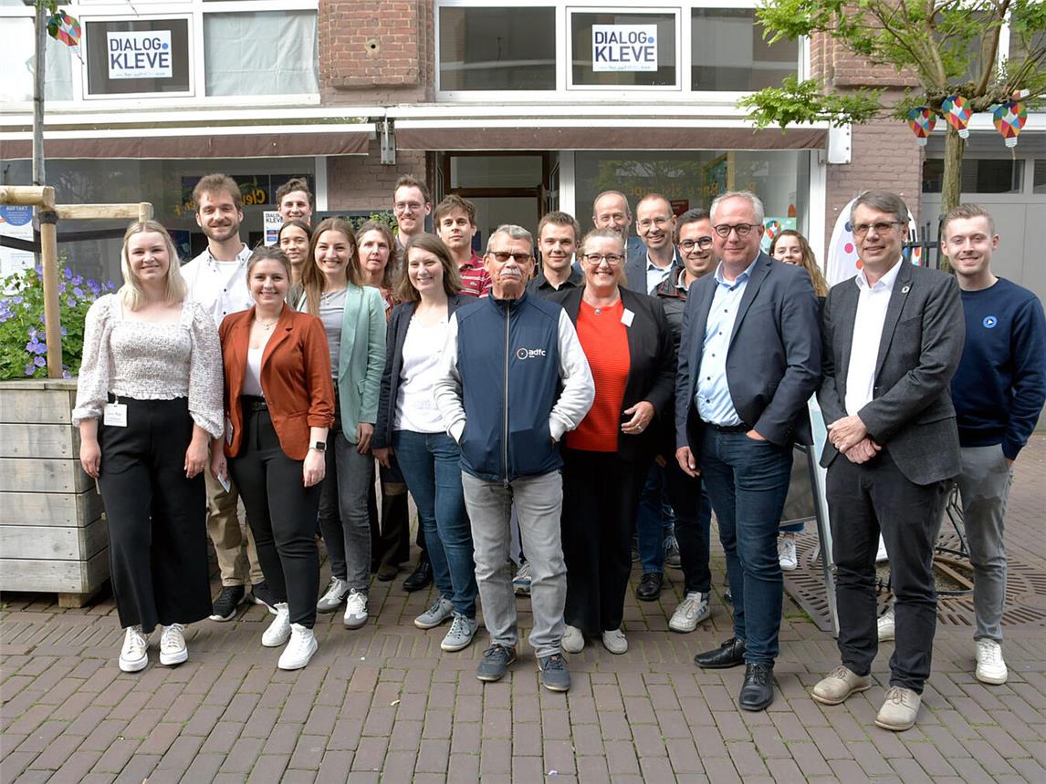 Unter dem Motto „Gemeinsam für eine nachhaltige Zukunft“ eröffnete das Projekt TransRegINT der Hochschule Rhein-Waal in Kooperation mit der Stadt Kleve heute das erste Regionalbüro ‚DialogPunkt Kleve‘ in der Klever Fußgängerzone. Gut drei Wochen lang sollen hier vielfältige Initiativen für eine nachhaltige Zukunft erlebbar gemacht werden. Neben Veranstaltungen werden offene Sprechstunden und Möglichkeiten zum Austausch angeboten.NN-Foto: Rüdiger Dehnen