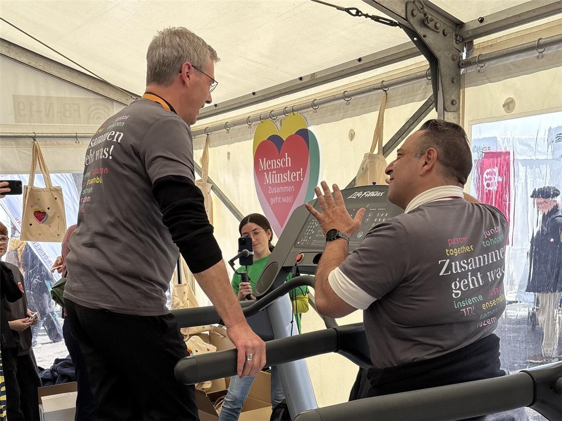 Dr. Heiner Wilmer sprintet unter Aufsicht auf Laufband im Bistum Münster. Foto: Bischöfliche Pressestelle/Anke Lucht
