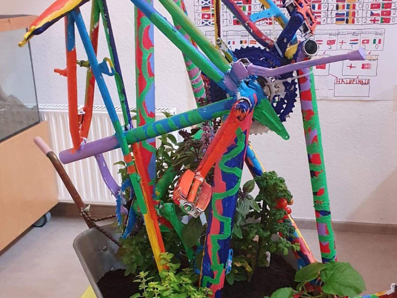 Kunstwerk für das Rad-Festival Unter der Anleitung ihrer Erzieher konnten die kleinen Künstler ihrer Kreativität freien Lauf lassen. Foto: Villa Kunterbunt
