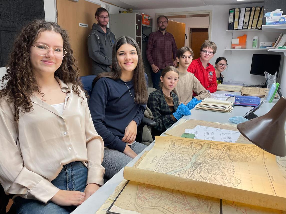 Unter der Anleitung von Archivar Mike Mura (stehend rechts) und Archivmitarbeiter Pascal Garthof (stehend links) forschten Schüler der Gesamtschule für den Geschichtswettbewerb des Bundespräsidenten. Foto: Stadt Emmerich