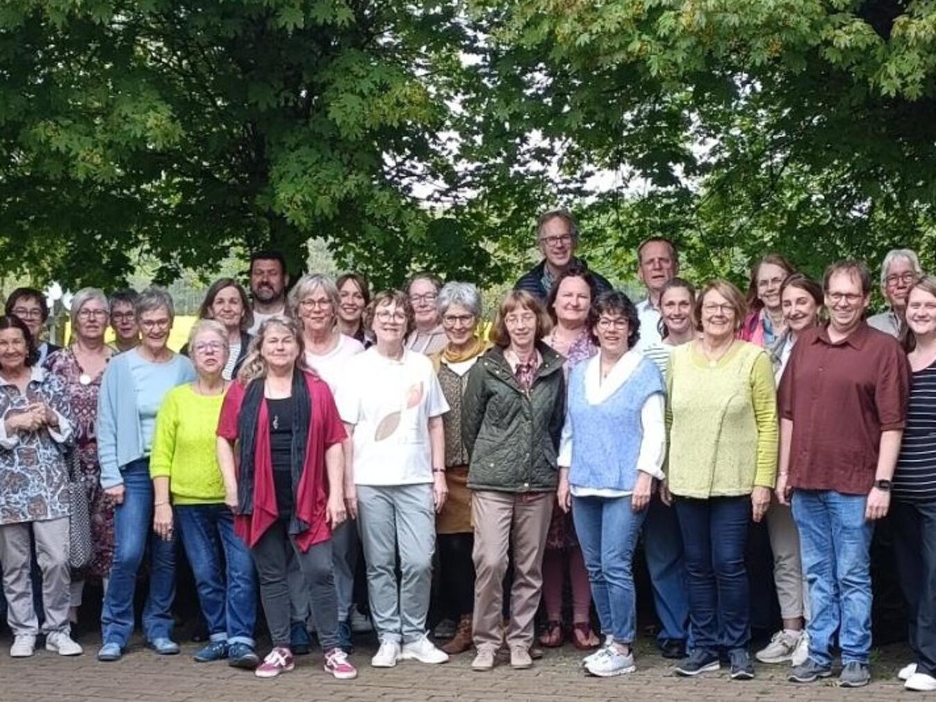 Unter der Leitung von Bernd Nass präsentiert der rund 40-köpfige Chor frisch arrangierte Pop-Songs aus den vergangenen Jahrzehnten. Foto: Tonstörung
