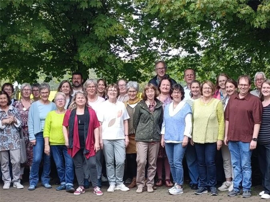 Unter der Leitung von Bernd Nass präsentiert der rund 40-köpfige Chor frisch arrangierte Pop-Songs aus den vergangenen Jahrzehnten. Foto: Tonstörung