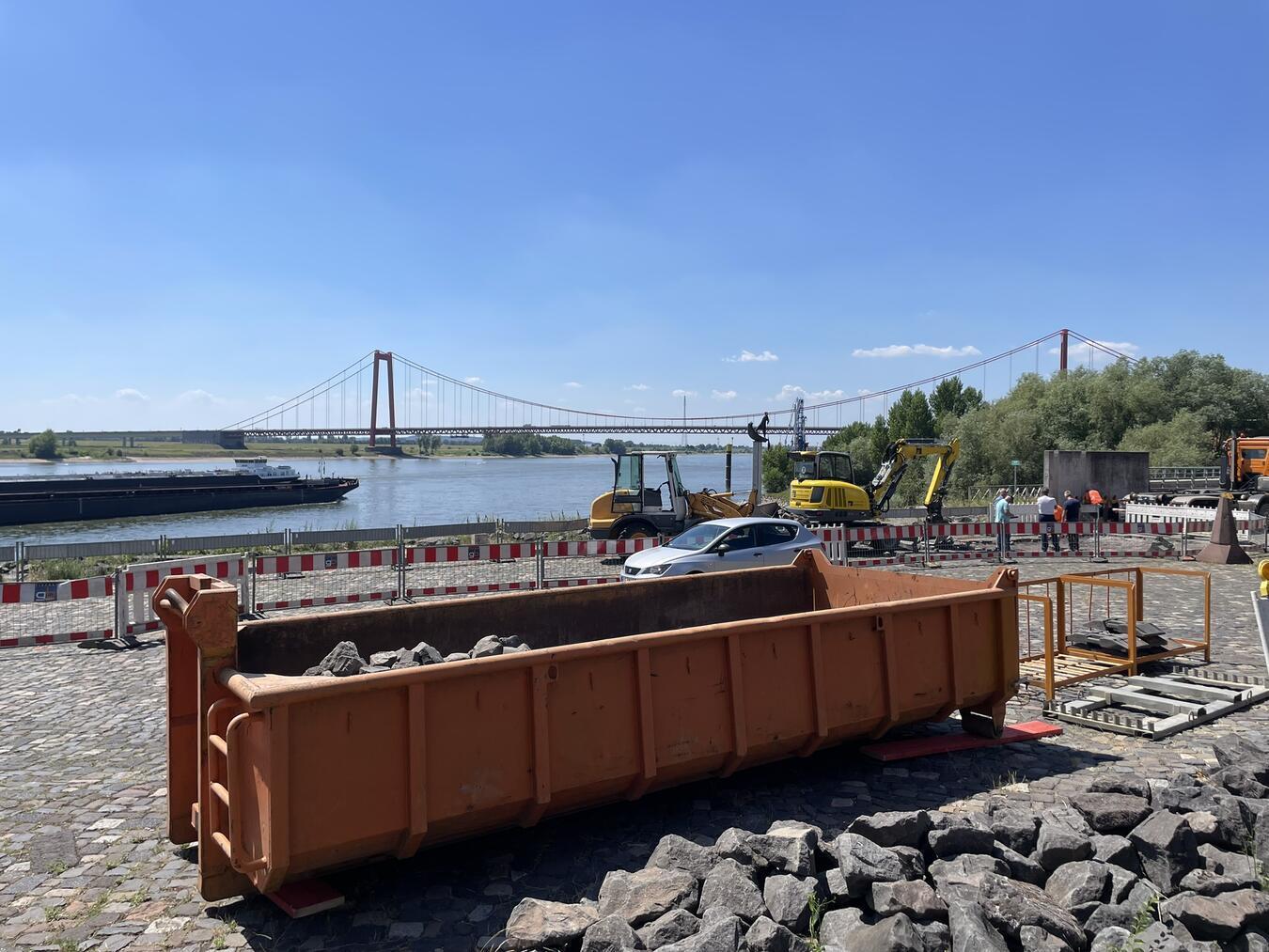 Unterhalb der Martinikirche haben die Arbeiten für einen barrierefreien Geh- und Radweg begonnen. Foto: Stadt Emmerich