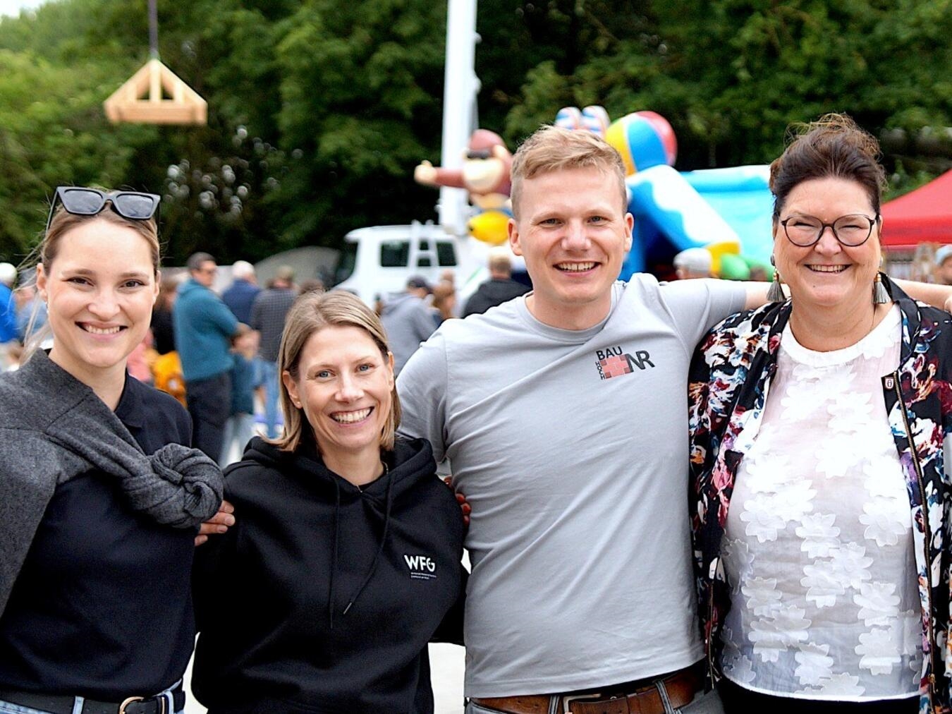 Unternehmensbesuch in Emmerich: Marek Köster begrüßt Nathalie Christmann, Sara Kreipe und Bürgermeisterin Claudia Lindlahr.