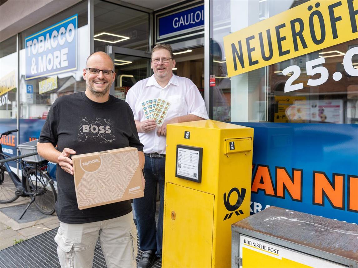Unternehmer Ingo Marks (l.) und Deutsche Post Filialbetreuer Jürgen Broux vor der neuen Filiale in Kellen. Foto: Deutsche Post / Thomas Lammertz
