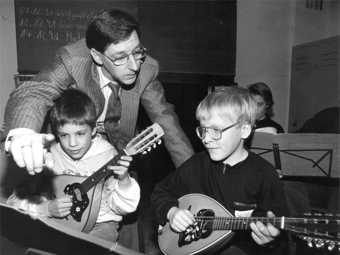 Unterricht mit Willi Korsten für die jüngsten Zupfmusiker. Foto: privat