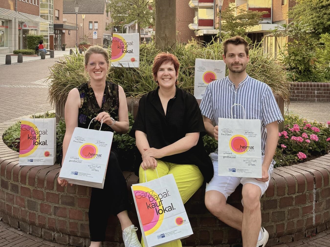 Viele Aktionen zum Heimatshoppen in Geldern Unterstützen die Einzelhändler und Gastronomen beim Heimatshoppen: Citymanagerin Anne Klatt, Werbering-Vorstandsmitglieder Daniela Artz und Alexander Westerheide. Foto: Stadt Geldern