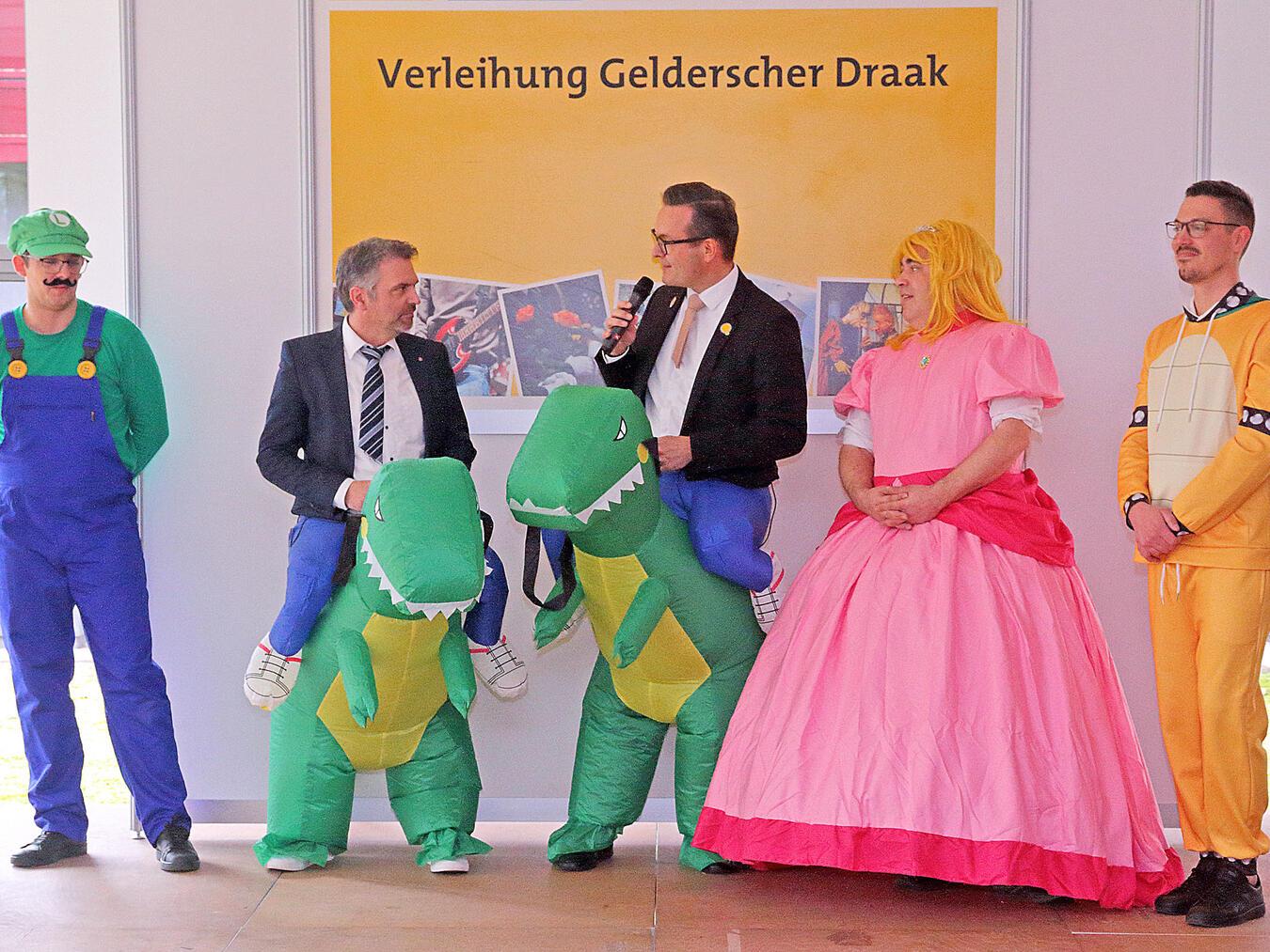 Unterstützung für Mario, Peach, Yoshi und Co.: Bei der Zugabe der KKG-„Muskeltiere“, die sich als „Super Mario“-Charaktere verkleidet hatten, mussten auch Patrick Tekock und Sven Kaiser als Dinoreiter aushelfen. NN-Foto: Theo Leie