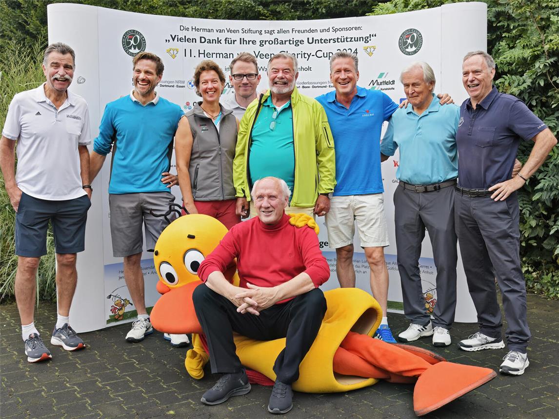 Untertstützer wie Heiner Brand, Björn Otto und Steffi Nerius (v.l.) hatten ebenso wie Herman van Veen, der auf der Alfred-J.-Kwak-Ente sitzt, allen Grund zur Freude. Fotos: Photo & Art Helge Boele