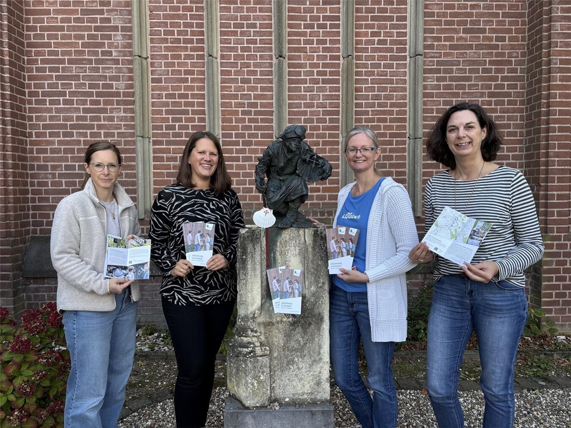 Unterwegs auf dem Jakobsweg in Kevelaer – der neue Flyer macht die Planung einfach und die Jakobsmuschel ist die passende Erinnerung. Foto: Wallfahrtsstadt Kevelaer