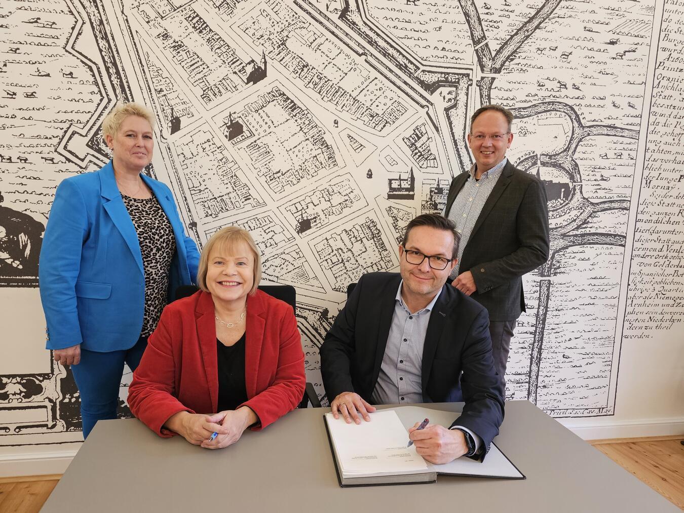 Unterzeichneten die Kooperationsvereinbarung: (v.l.) Andrea Schwan, Barbara Ossyra, Sven Kaiser und Markus Grönheim. NN-Foto: Thomas Langer