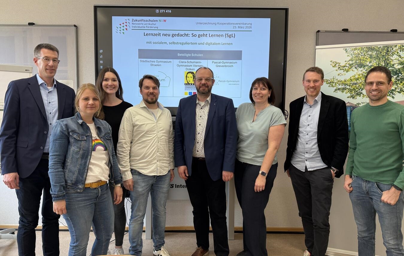 Unterzeichnung am Städtischen Gymnasium Straelen: (v.l.n.r.) Björn Tischler, Simone Bullerdiek, Carolin Melles, Johannes Hellenbrand, Christian Mengen, Carina Schneider, Timotheus Gockel und Sebastian Nosek. Foto: privat