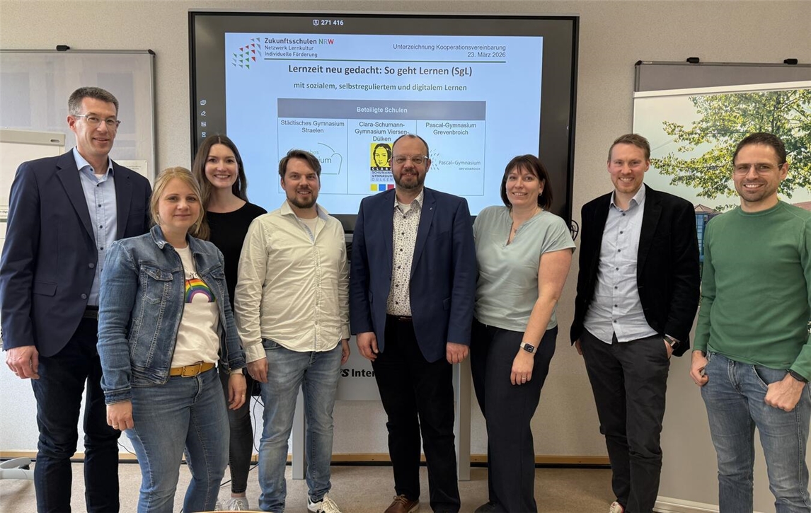 Unterzeichnung am Städtischen Gymnasium Straelen: (v.l.n.r.) Björn Tischler, Simone Bullerdiek, Carolin Melles, Johannes Hellenbrand, Christian Mengen, Carina Schneider, Timotheus Gockel und Sebastian Nosek. Foto: privat
