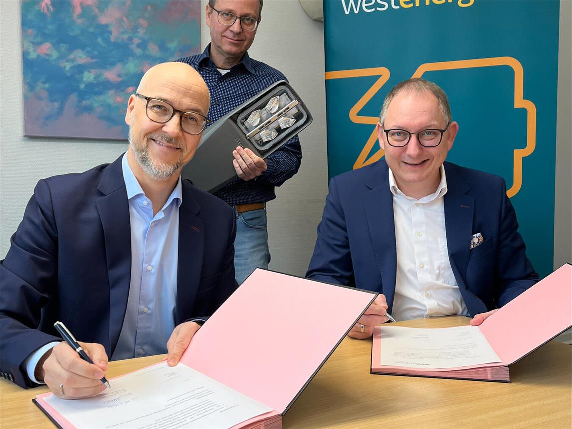 Unterzeichnung des Vertrages: Bürgermeister Sebastian Hense (r.) und Dirk Krämer (l.) mit 1. Beigeordneter Andreas Mai. Foto: Westenergie