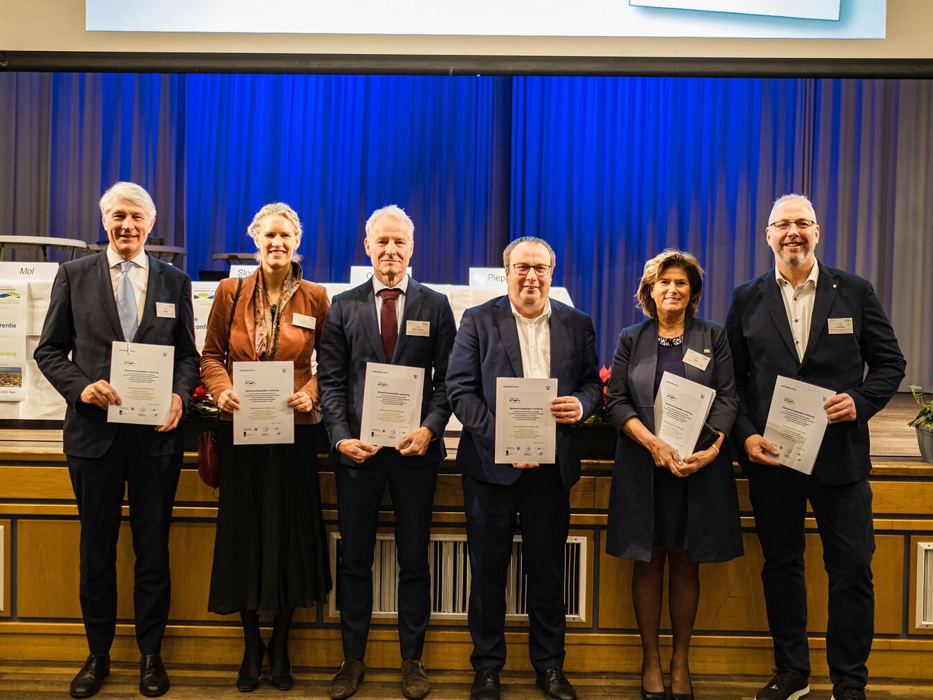 Unterzeichnung im Rees Bürgerhaus: Vertreter aus Nordrhein-Westfalen und den Niederlanden fixieren die weiter enge Zusammenarbeit im Hochwasserschutz. Foto: D-NL Arbeitsgruppe Hochwasser am Rhein