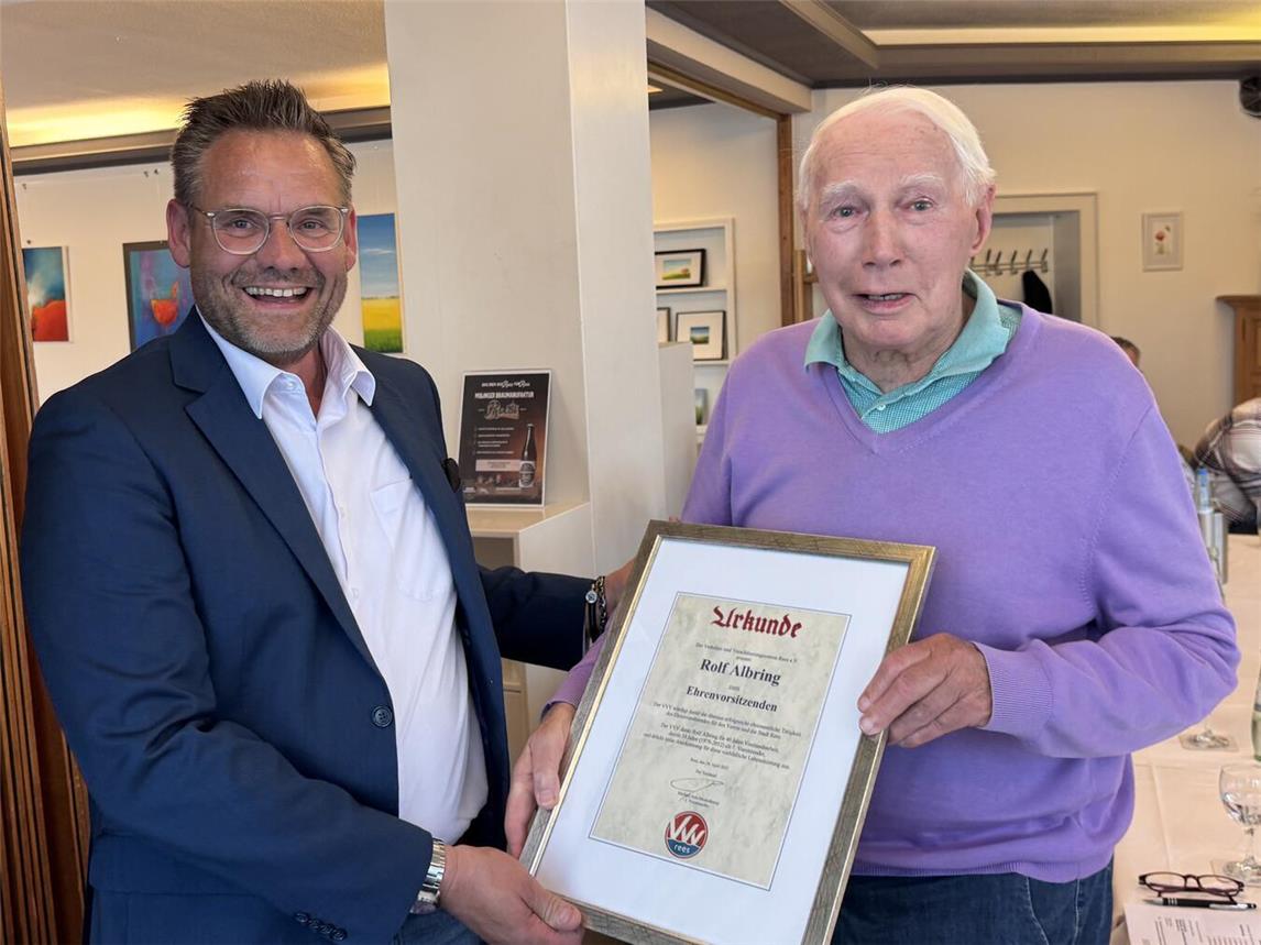 Urkunde überreicht: Der neue 1. Vorsitzende des VVV Rees, Michael Arts-Meulenkamp (l.), mit dem Ehrenvorsitzenden Rolf Albring. Foto: VVV