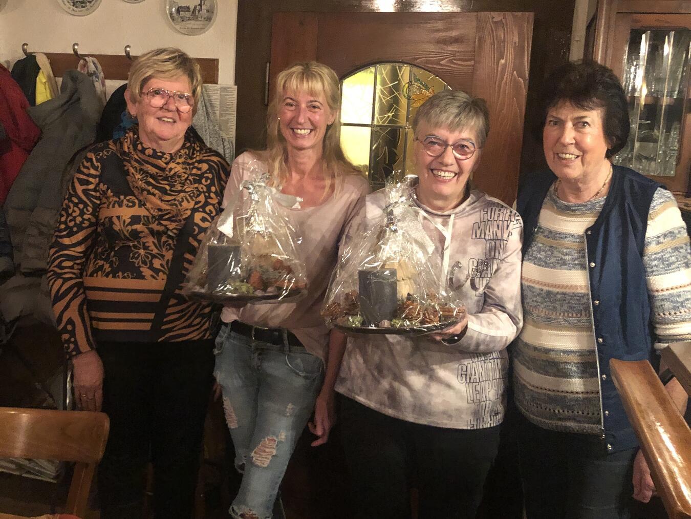Ursula Hoffmann (r.) und Brunhilde Daams (l.) ehrten Maria Reinders (2.v.r.) und Anja de Greeff (2.v.l.). Foto: Eintracht Hau