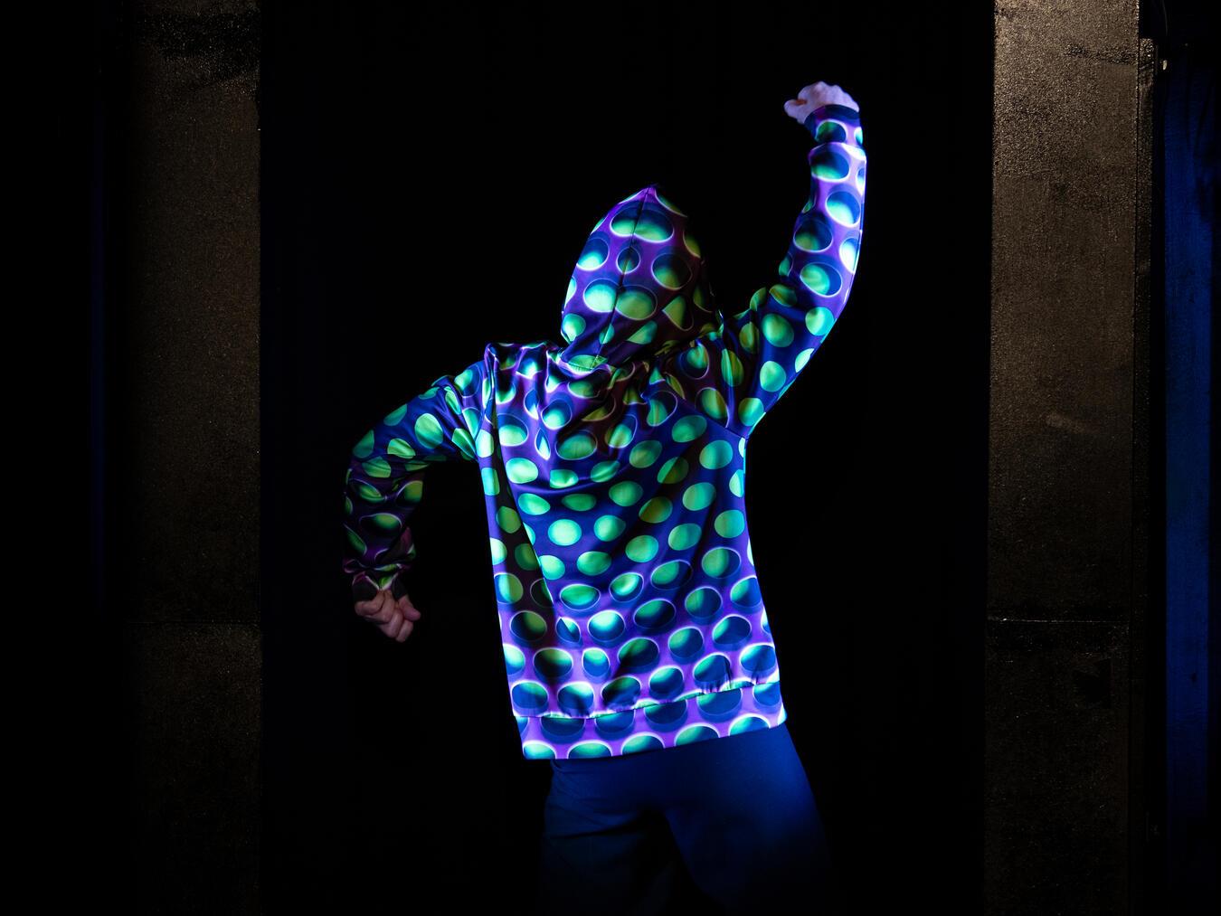 Urteile werden nicht gefällt; sie werden – quasi zur Begutachtung – über den Bühnenrand ans Publikum durchgereicht. Foto: Lucas Hans