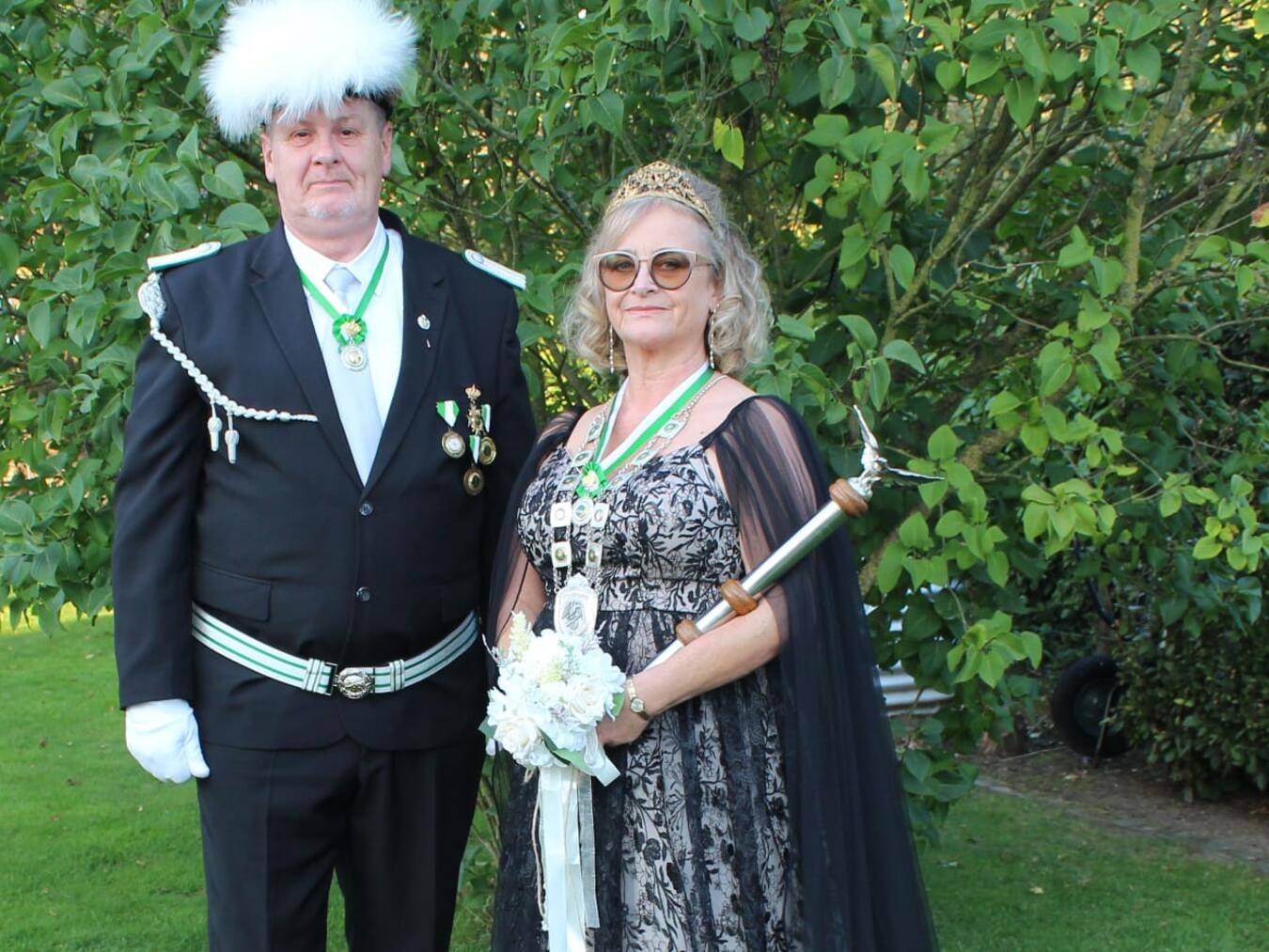 "Ute II. und Jörg I. Schweers in traditioneller Schützenbekleidung vom Schützenverein Otto der Schütz"