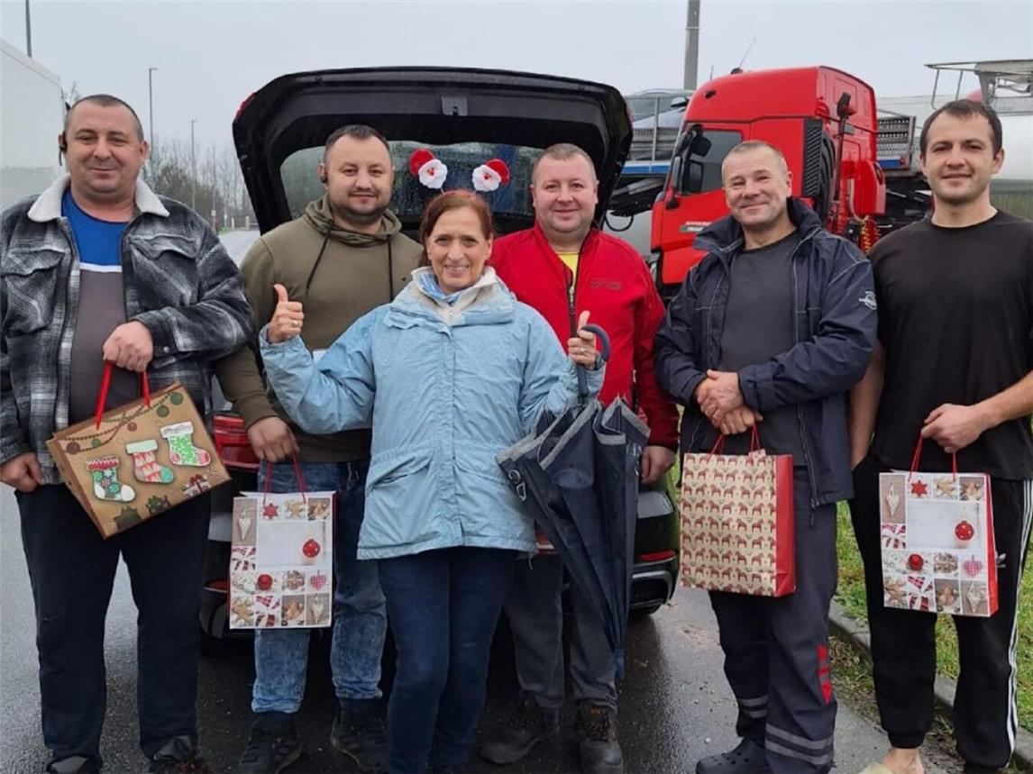 Ute Rosso und Annette Ambrosius möchten LKW-Fahrern auch in diesem Jahr wieder eine Freude machen. Foto: Privat