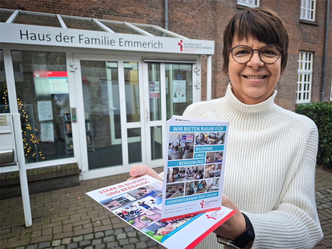 Ute Tiepermann-Tepaß präsentiert das neue Programm für 2026 im Haus der Familie. NN-Foto: Gerhard Seybert