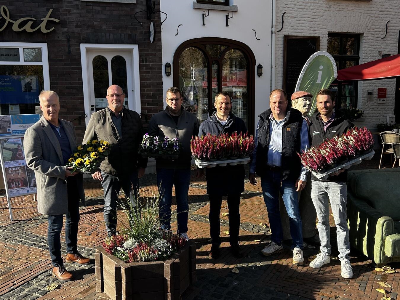 Uwe Bons, Michael Smits, Wolfgang Holtmanns, Bürgermeister Bernd Kuse, Clemens Rattmann und Bernd Germes (v.l.).Foto: Stadt Straelen