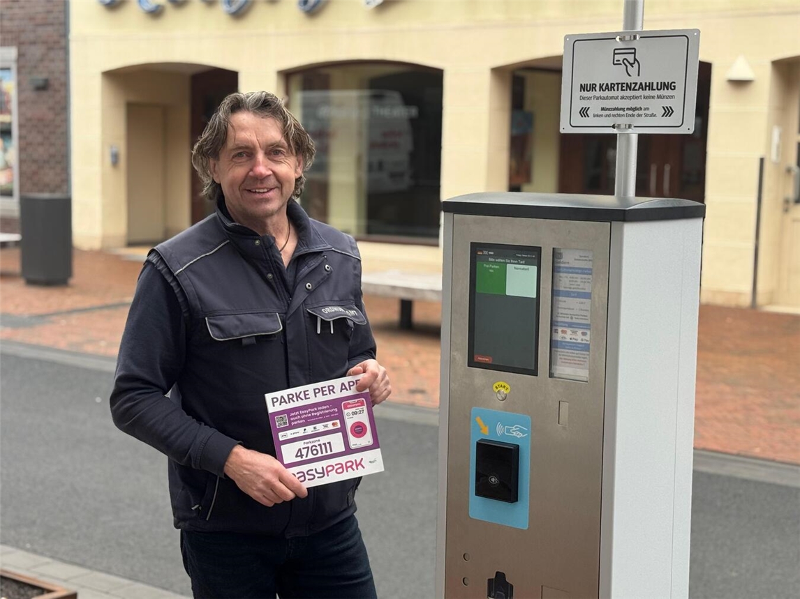 Uwe Eichler vom Bereich Ordnung der Stadt Geldern informiert über den neuen bargeldlosen Parkscheinautomaten auf der Gelderstraße. Foto: Stadt Geldern/Gossens