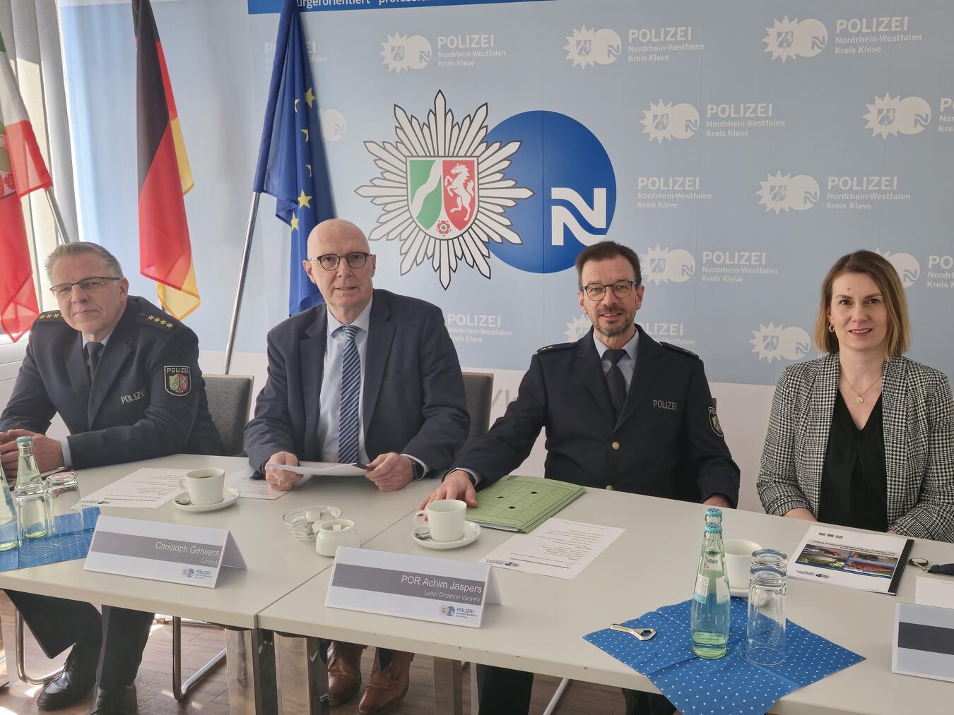 Uwe Lottmann (Abteilungsleiter Polizei), Landrat Christoph Gerwers, Achim Jaspers (Leiter Direktion Verkehr) und Pressesprecherin Corinna Saccaro (v.l.n.r.) stellen die Verkehrsunfallstatistik 2024 für den Kreis Kleve vor.NN-Foto: Heiner Frost