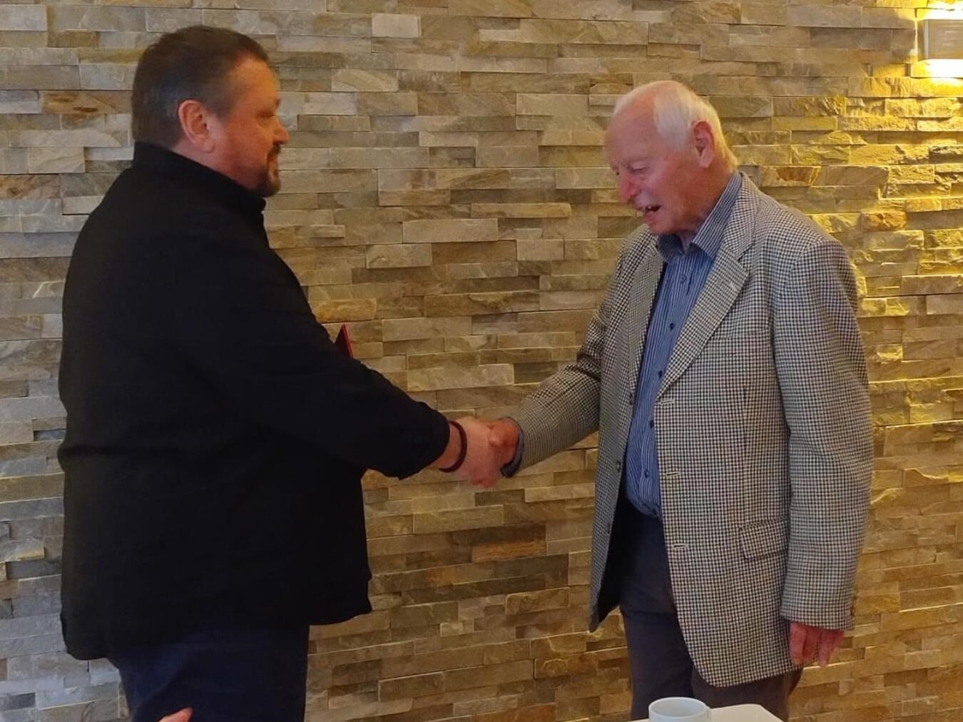 Uwe Priefert dankte Wolfgang Ciupka für 60-jährige Mitgliedschaft in der SPD.Foto: privat