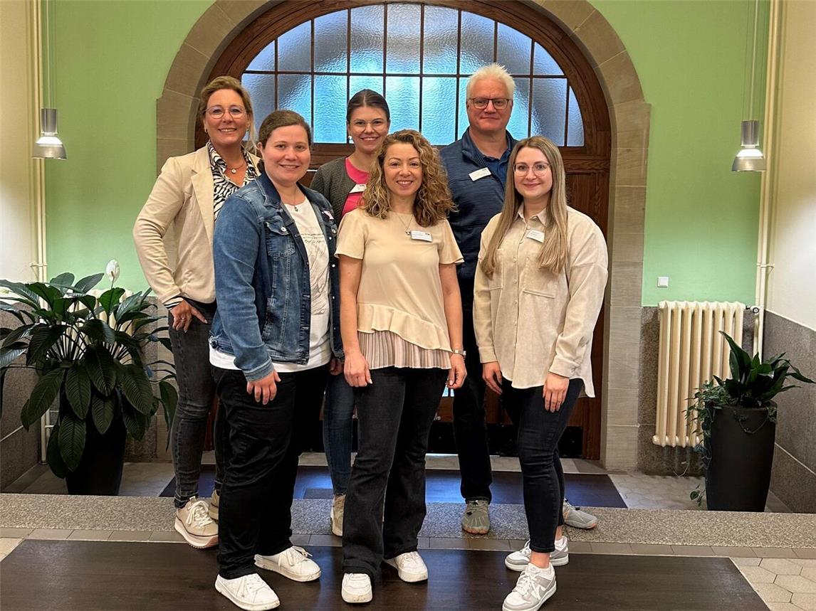 Vasiliki Dimitriou (vordere Reihe Mitte) mit „ihren“ Kollegen aus der LVR-Klinik Bedburg-Hau.Foto: LVR-Klinik Bedburg-Hau