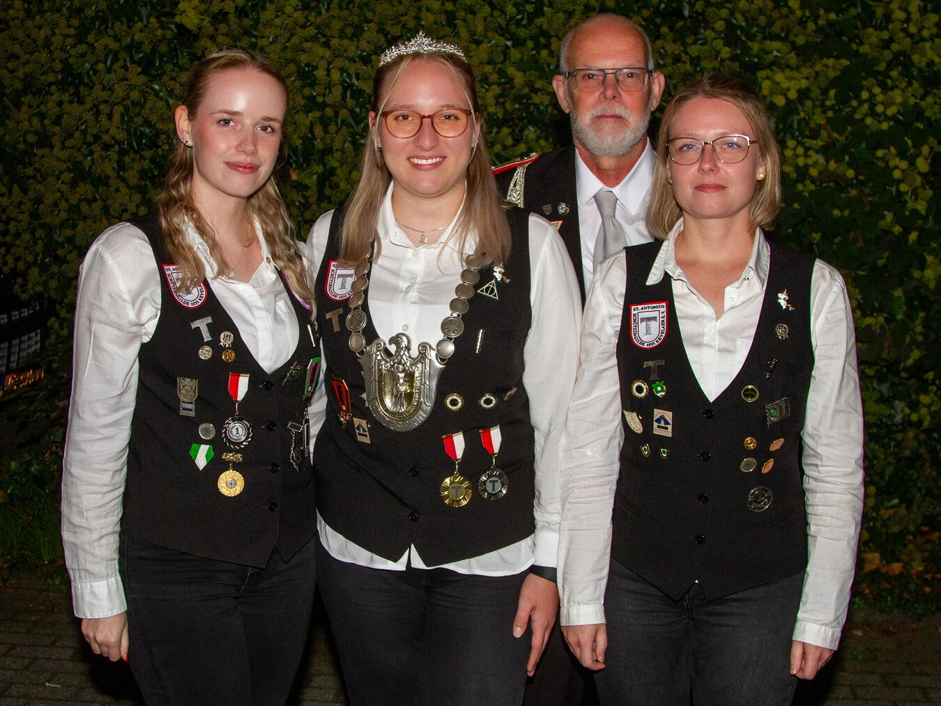 Vera Deckers mit Ashley, Hans und Charlyne Faahsen bei einem privaten Treffen.