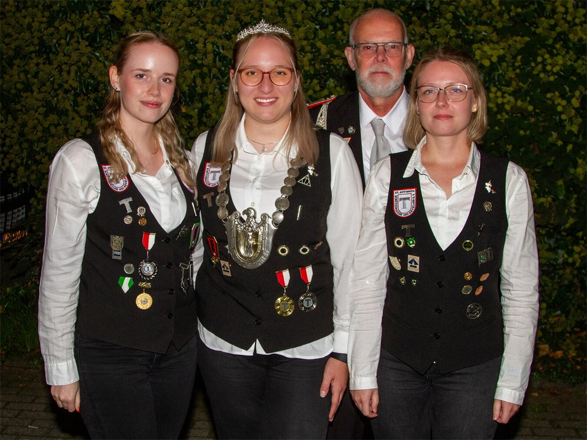 Vera Deckers mit Ashley, Hans und Charlyne Faahsen bei einem privaten Treffen.
