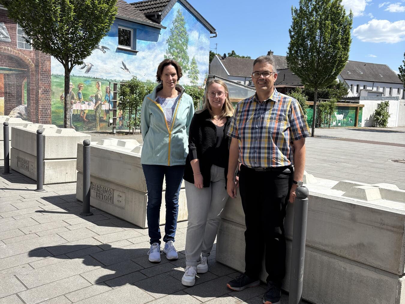 Vera Nabbefeld (l.) Jana Witt und Alexander Alberts präsentieren die neuen Betonblöcke.Foto: Gemeinde Issum